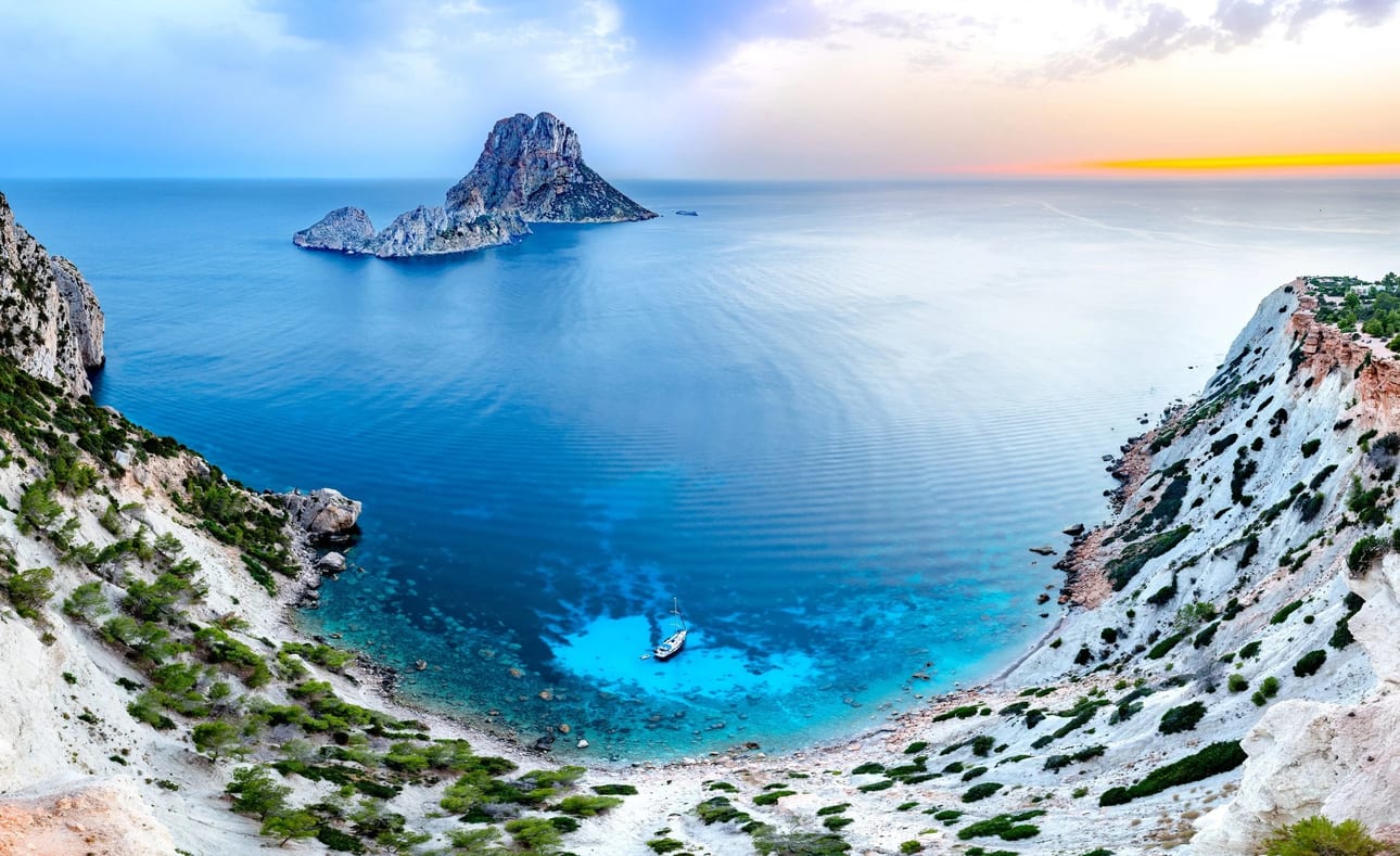 Anfiteatro de Es Vedra, fotografia fine art de Bruno Boni. Panorama em longa exposição e altíssima resolução da costa de Ibiza. O anfiteatro natural de Cap Blanc abriga um…