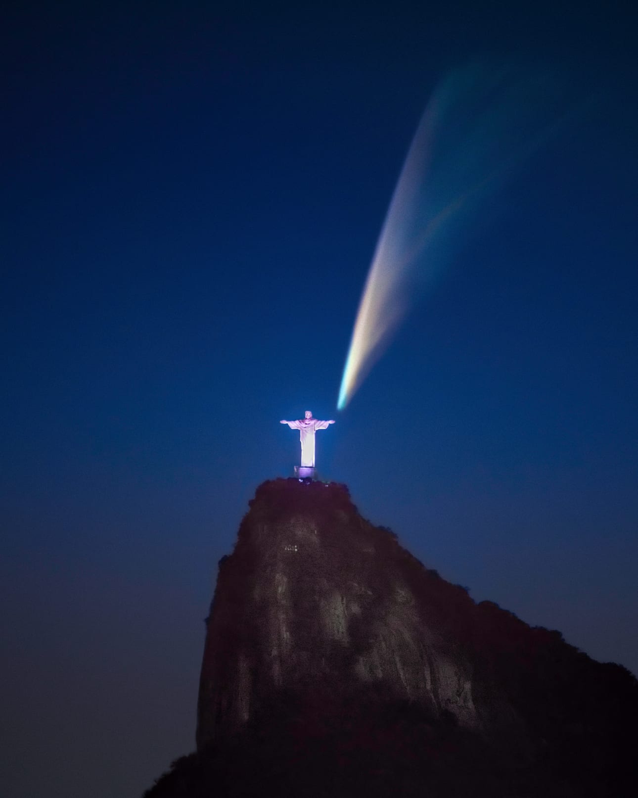 Cometa e Cristo, fotografia fine art de Bruno Boni. Cometa C/2024 G3 (ATLAS) "na mão" do Cristo, fotografado de Icaraí, Niterói, em uma escaldante noite de verão. Na era…