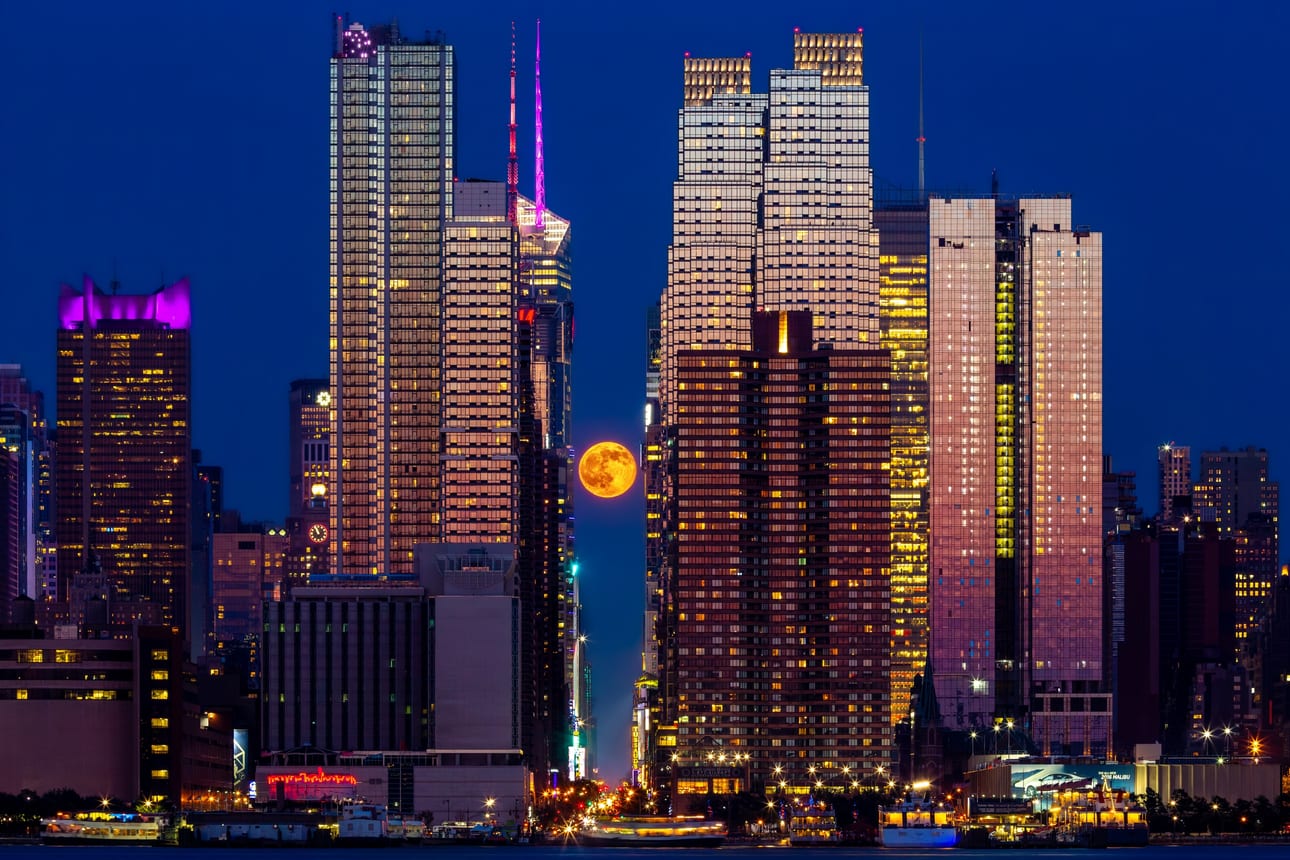 Moonhattanhenge, fotografia fine art de Bruno Boni. Duas vezes por ano, fotógrafos disputam à cotoveladas o Manhattanhenge, o pôr do sol alinhado às ruas de Manhattan…
